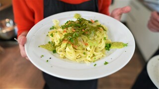 Auf einem Teller ist das Gericht mit dem Essen der Zukunft aus dem Meer angerichtet: Tagliatelle mit Quallen, blanchiertem Meeresspargel mit Pesto aus Meeresspargel.