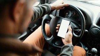 Durch Telematik-Technologie werden Fahrdaten laufend via App, Sensor oder Box an Autoversicherer übermittelt