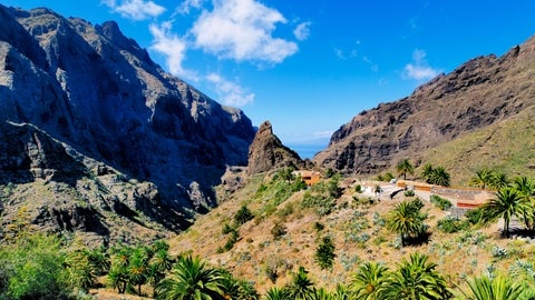 Die Landschaft Masca in Teneriffa mit blauem Himmel und strahlender Sonne