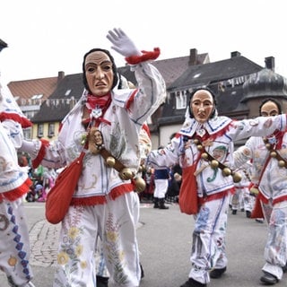 Menschen in Verkleidung beim Faschingsumzug