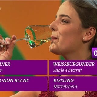 Eva Lanzerath versucht, den Wein am Geschmack zu erkennen.