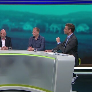 Moderator Florian Weber mit Gästen im Studio