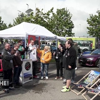 Auto-Fans stoßen an