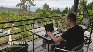 Laptop-Arbeitsplatz auf einem Balkon eines Ferienhauses auf Madeira