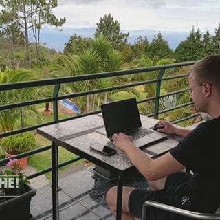 Laptop-Arbeitsplatz auf einem Balkon eines Ferienhauses auf Madeira