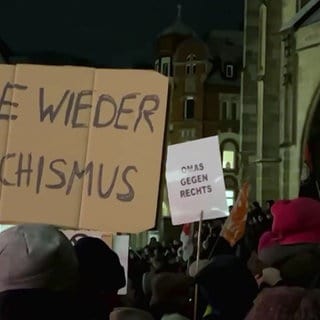 Menschen halten Schilder auf einer Anti-AFD-Demo