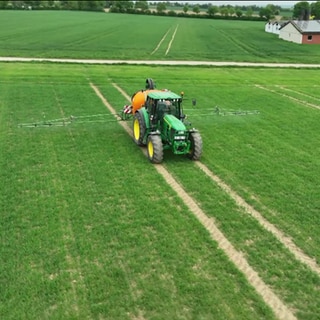 Traktor auf einem Feld