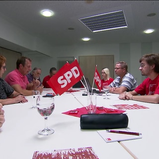 SPD-Politiker*innen sitzen gemeinsam an einem Tisch