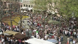 Viele Menschen auf einem Marktplatz