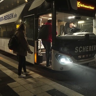 Pendler am Bus