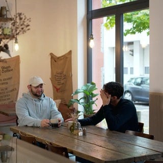 Zwei junge Männer jüdischer Abstammung im Café