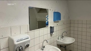 Marode Toilette einer Schule