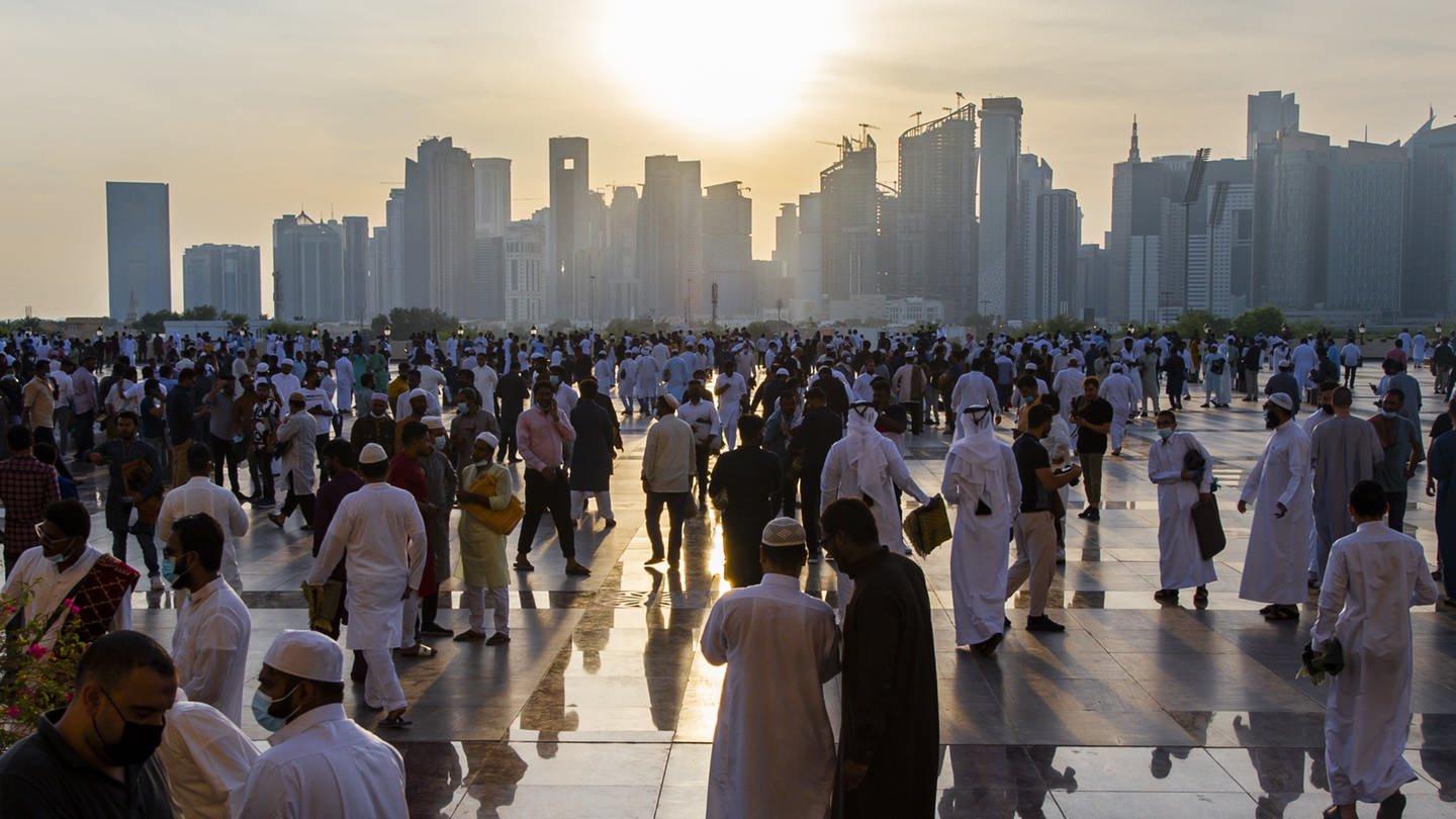 Menschen in Doha vor Skyline