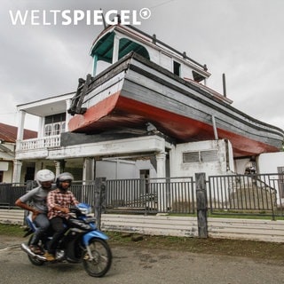 Banda Aceh: Ein Fischerboot, das vom Tsunami im Indischen Ozean 2004 an Land gespült wurde und auf einem Haus im Dorf Lampulo landete