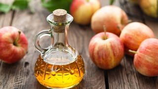 Apfelsaft mit viel Wasser ist als Apfelschorle eine leckere Erfrischung. Apfelsaft pur enthält aber sehr viel Zucker