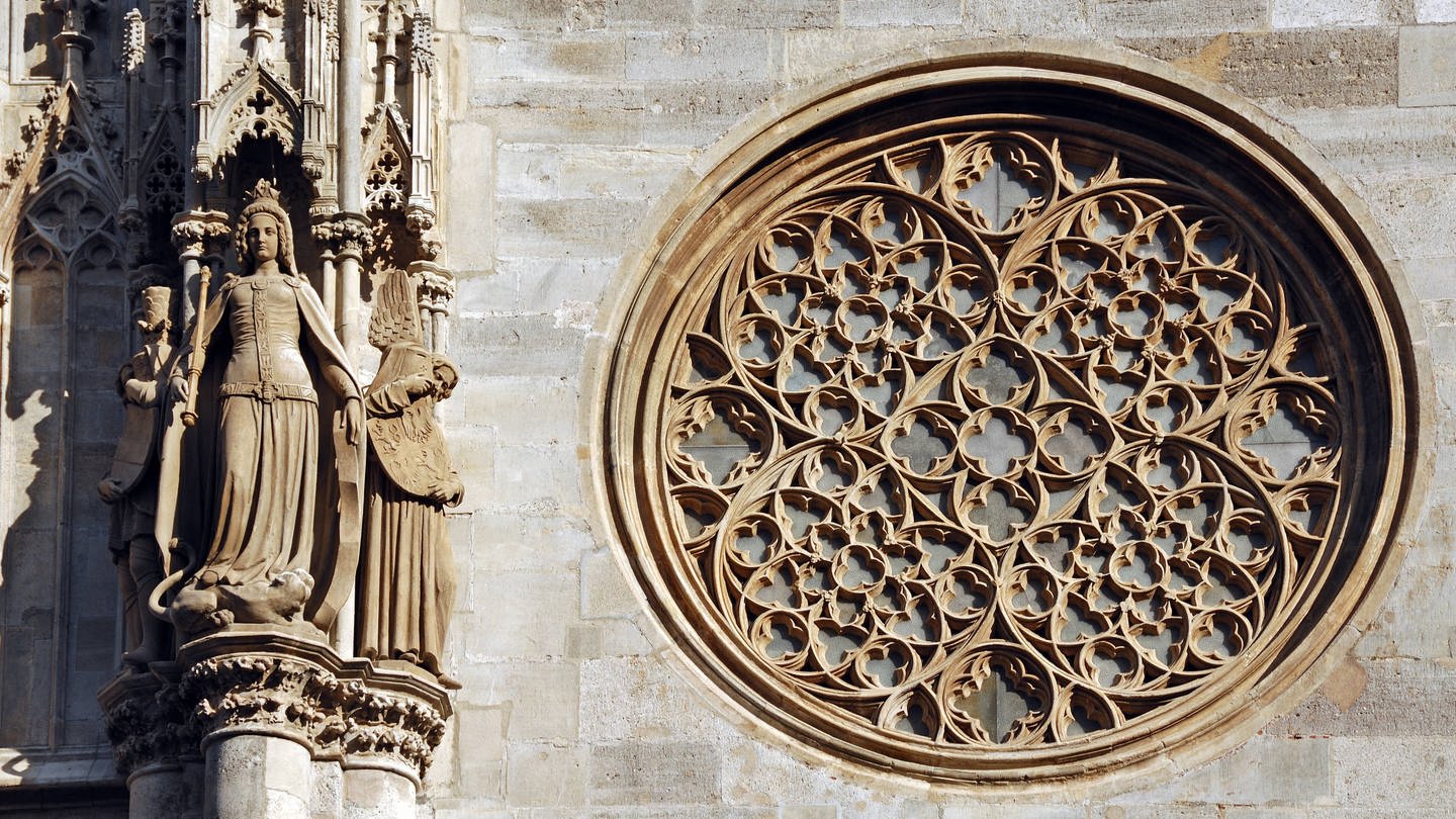 Gotisches Maßwerk und Figuren am Stephansdom in Wien
