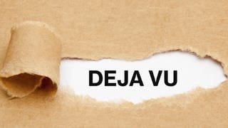 Deja-vu: Schriftzug hinter braunem Packpapier verborgen