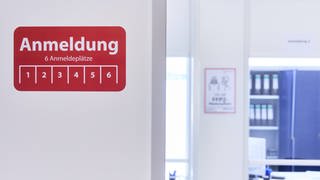 Hinweis-Schild zur Anmeldung im Impfzentrum Augsburg. Bei der Anmeldung werden die Menschen, die geimpft werden sollen u.a. gefragt, ob sie aktuell Fieber haben. 