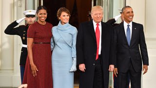 Präsident Barack Obama und First Lady Michelle Obama empfangen vor Trumps Amtseinführung in Washington, D.C den gewählten Präsidenten Donald Trump und seine Frau Melania am 20. Januar 2017 im Weißen Haus 