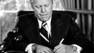 Präsident Gerald Ford unterzeichnet ein Dokument, in dem er dem früheren Präsidenten Richard Nixon "eine vollständige, freie und absolute Begnadigung" für alle "Straftaten gegen die Vereinigten Staaten" während seiner Präsidentschaft gewährt. Ford unterzeichnete das Papier am 8. September 1974 in seinem Büro im Weißen Haus.