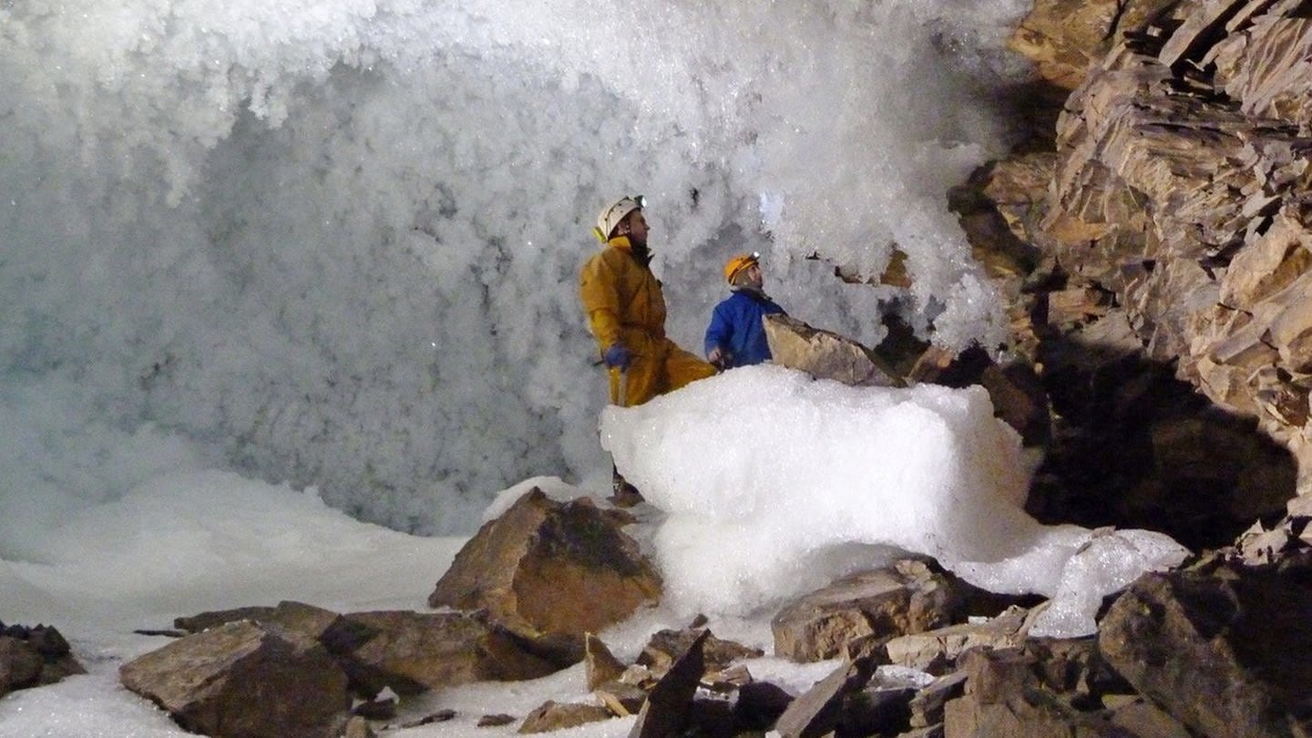 Wissenschaftler sammeln Daten zum Permafrost in einer Höhle in Sibirien