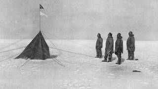 Der Norweger Roald Amundsen konnte am 14. Dezember 1911, zusammen mit vier Begleitern, als erster den Südpol erreichen und kehrte wohlbehalten nach Hause zurück