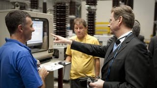 Bundesaußenminister Guido Westerwelle im März 2010 bei einer Werksführung durch die Werkhallen der Firma Siemens do Brasil mit Mitarbeitern des Unternehmens