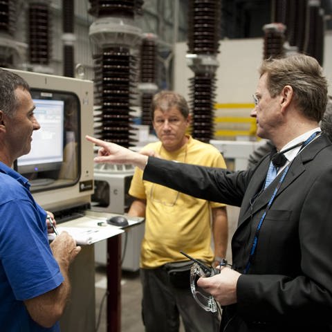 Bundesaußenminister Guido Westerwelle im März 2010 bei einer Werksführung durch die Werkhallen der Firma Siemens do Brasil mit Mitarbeitern des Unternehmens