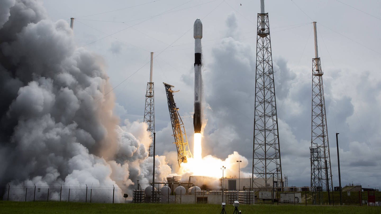 Eine SpaceX Falcon 9-Rakete startet am 30. Juni 2021 vom Komplex 40 der Cape Canaveral Space Force Station, Florida. Transporter 2 besteht aus 88 Satelliten für kommerzielle, militärische und staatliche Zwecke.