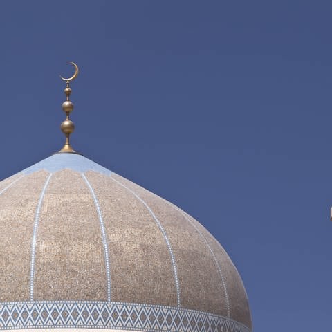 Moschee mit goldenem Halbmond und Minarett: Der Islam ist so strukturiert, dass es keine einzelne feste Autorität gibt, sondern die Verantwortung wird auf mehrere Schultern verteilt. Eine Art "Papst" als Oberhaupt gibt es nicht.