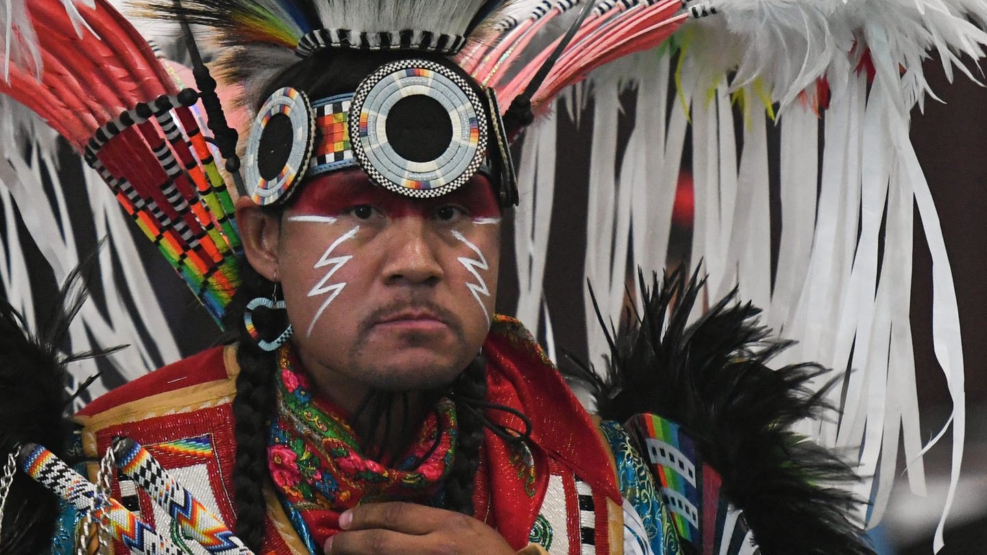Ein Mitglied der First Nations während des dritten jährlichen traditionellen Pow Wow in Edmonton / Kanada. Über 700 Tänzer der First Nations treffen sich. (Foto: picture-alliance / Reportdienste, picture alliance / NurPhoto | Artur Widak)