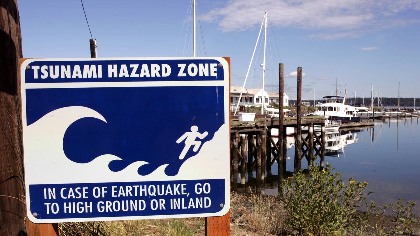 Tsunami-Warnschild im Hafen von Port Townsend /USA