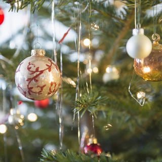 Früher war mehr Lametta: Christbaumkugeln und Lametta am Weihnachtsbaum