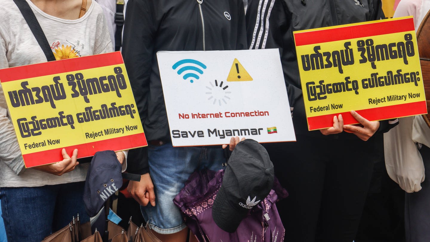Anti-Militärputsch-Demonstranten halten während des Protestes am 4. Mai 2021 Plakate mit der Aufschrift „Keine Internetverbindung“. Eine riesige Menschenmenge ging auf die Straßen von Nankham in Myanmar, um gegen den Militärputsch zu protestieren und forderte die Freilassung von Aung San Suu Kyi.
