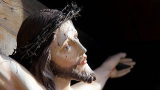 Jesus am Kreuz: Der Messias ist das Zentrum des Glaubens der Christen. Für Juden hat die Frage nach dem Erlöser keine große Bedeutung.