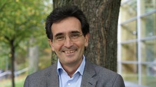 Prof. Dr. Roman Huber ist Internist und Gastroenterologe. Seit 1998 leitet er das Uni-Zentrum Naturheilkunde an der Uniklinik Freiburg