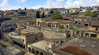 Herculaneum war eine antike Stadt in Italien am Golf von Neapel, die wie Pompeji, Stabiae und Oplontis beim Ausbruch des Vesuv in der zweiten Haelfte des Jahres 79 untergegangen ist. Mit großer Geschwindigkeit kamen die pyroklastischen Ströme bzw. Glutlawinen über Herculaneum und bedeckten die Stadt. Sehr viele Menschen kamen ums Leben.