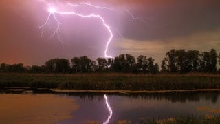 Gewitter über einem See: Leider leitet der menschliche Körper den Strom genauso gut wie Wasser, weil wir fast nur aus Wasser bestehen. Deswegen wird der Blitz nicht lange fackeln, wenn Sie aus dem See rausgucken, sondern "zack!" diesen kürzesten Weg durch Sie hindurch suchen. 