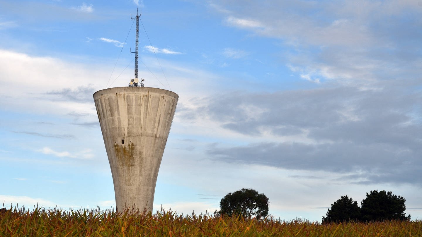 Wasserturm mit Sendemast bei  Erquy in der Bretagne: In Frankreich stehen ungefähr 16.000 Wassertürme – in Deutschland sind es vielleicht 2.000. Das hat zum Teil historische Gründe. Die meisten Wassertürme sind Bauwerke des 19. Jahrhunderts und sehen oft auch sehr schön aus.