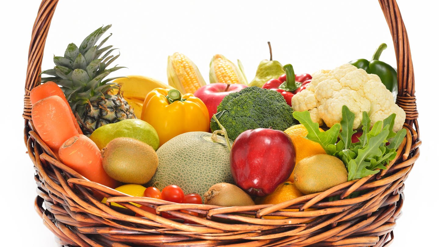 Weidenkorb, gefüllt mit Obst und Gemüse: Die Kost sollte aus sehr viel Gemüse und Obst bestehen. Die Aktion 