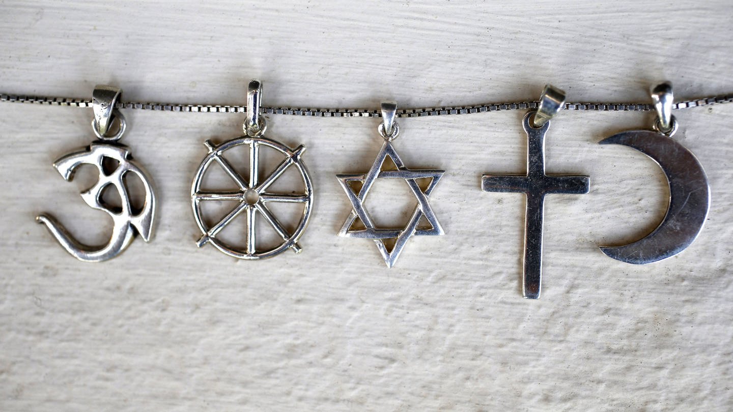 Religioöse Symbole repräsentieren verschiedene Glaubensrichtungen wie Islam, Christentum und Judentum