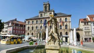 Altes Rathaus mit Neptunbrunnen in Weimar: Woher der Name der Stadt kommt, ist nicht endgültig geklärt. Er könnte so viel wie "heilige Quelle" oder "heiliger See" bedeuten