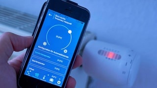 Elektronische Heizungsthermostat wird mit dem Handy eingestellt und zeigt auf dem Display die Wahl zwischen "Komforttemperatur" von 21°C und "Spartemperatur" von 17°C. Zwei Drittel des Endenergieverbrauchs der privaten Haushalte werden für Wärme aufgewendet – also für die Heizung. Hier gibt es also großes Sparpotenzial.