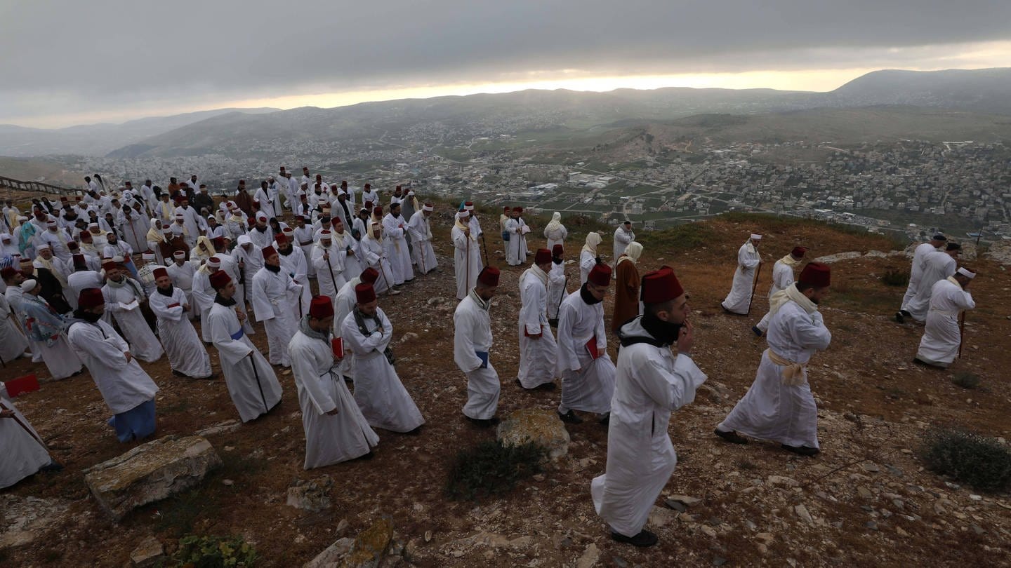 Mitglieder der Samaritergemeinschaft nehmen am 21. April 2022 an der Pilgerfahrt zum heiligen Pessach auf den Gipfel des Berges Garizim in der Nähe der Stadt Nablus im Westjordanland teil. Das Pessach-Fest erinnert an den Exodus, also den Auszug aus Ägypten zur Befreiung der Israeliten aus der Sklaverei.