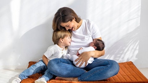 Mutter mit Säugling und Kleinkind: Wenn die Kinder noch klein sind, ist die Aufmerksamkeit der Mutter so stark auf das Kind gerichtet, dass man sogar von Stilldemenz spricht.