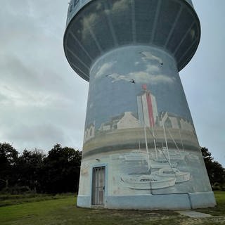 Einige der Türme sind hübsch bemalt. Der Wasserturm der Gemeinde Trefffiagat in der Bretagne zum Beispiel wurde vom Künstler Frédéric Gracia mit lokalen Motiven gestaltet. Der charakteristische Phare de Croas Malo in Léchiagat ist auf der einen Seite zu sehen.
