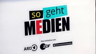 Logo der Initiative "So geht Medien" von ARD, ZDF und Deutschlandradio: In den juristischen Grundlagen für die Berichterstattung im öffentlich-rechtlichen Rundfunk taucht das Wort "neutral" gar nicht auf. Trotzdem wird in der Publikumspost an die Rundfunkanstalten immer wieder die Verletzung der "Neutralitätspflicht" bemängelt.