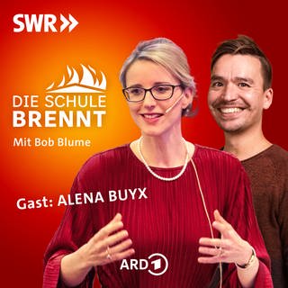 Alena Buyx und Bob Blume auf dem Podcast-Cover von "Die Schule brennt – Mit Bob Blume"