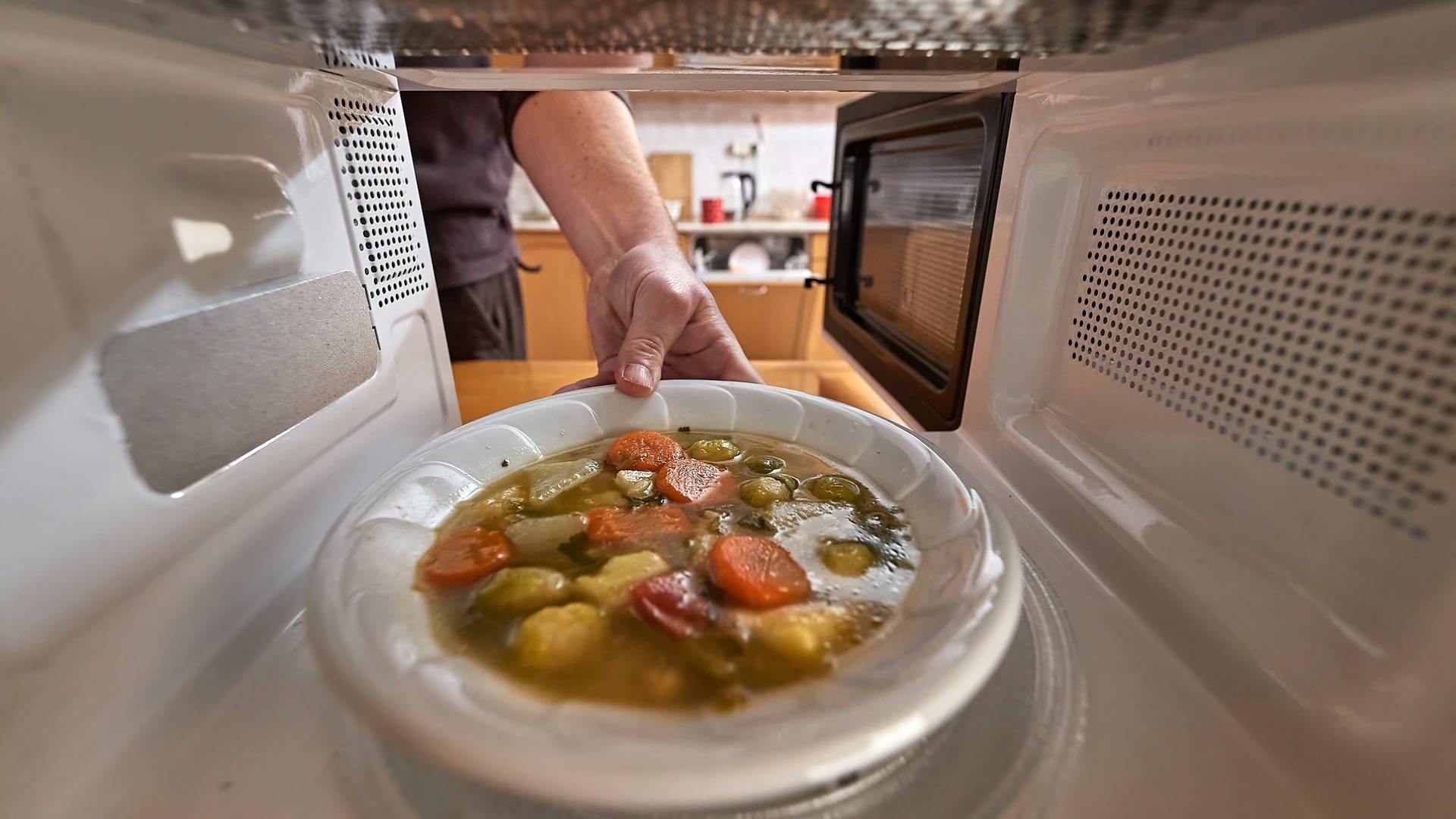Essen kalt, Teller heiß – was passiert da in der Mikrowelle?