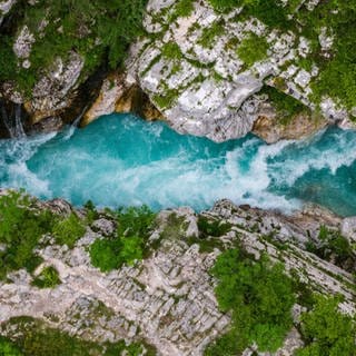 Blick in eine Schlucht, in der türkisfarbenes Wasser fließt: Die Soča (italienisch: Isonzo) ist ein Fluss in Slowenien und entspringt in den Julischen Alpen. Für die intensive Farbe von Gebirgsflüssen sorgt die Gletschermilch.